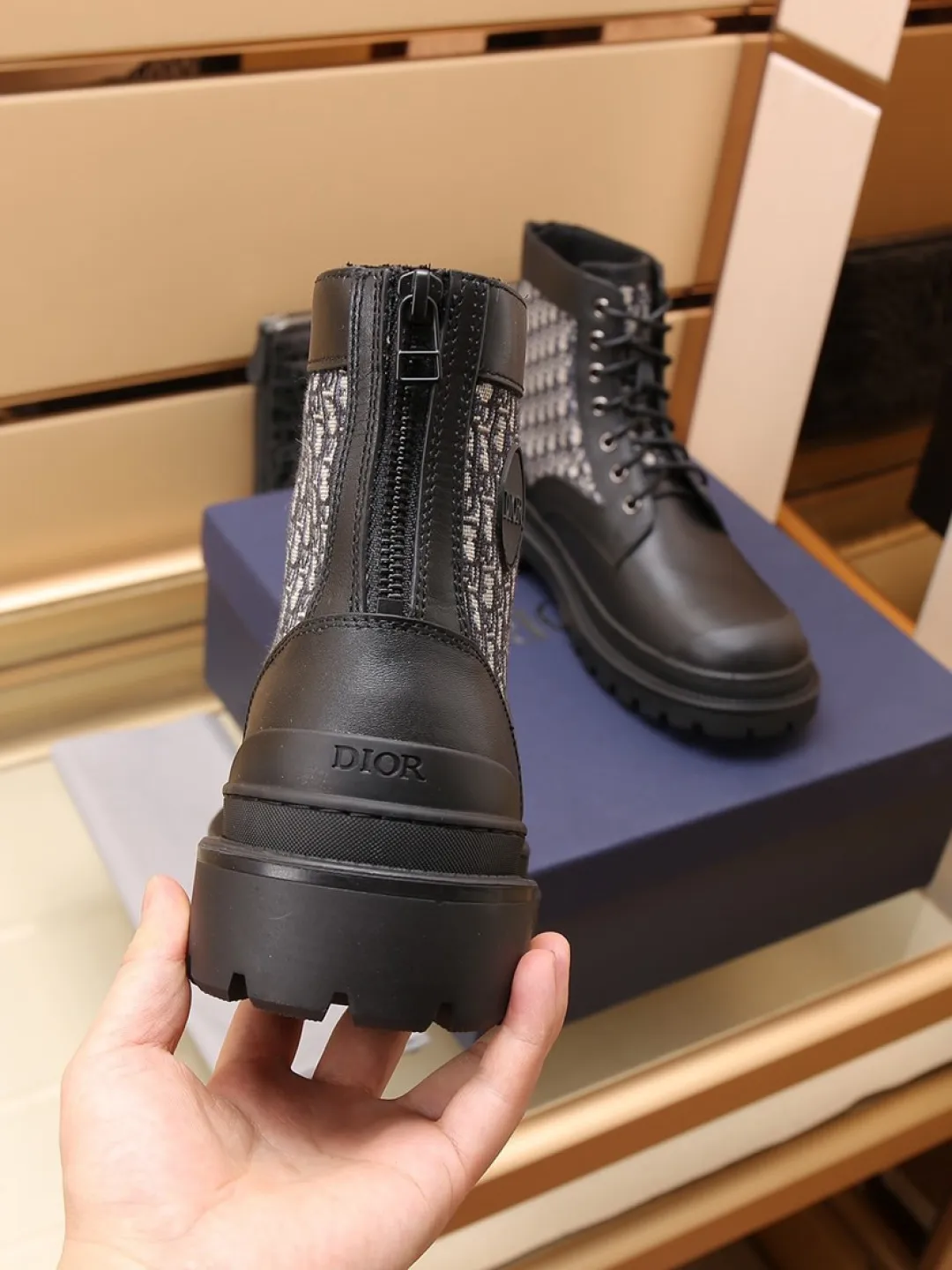 Factory P500 men's shoes 💰 [Dior] Dior high-top casual shoes 🇺🇸 are on sale at the same time, top purchasing Italian original · brand totem cloth sewn with brand cloth label · equipped with first-layer cowhide · (totem cloth High-end, extravagance, and class) Exquisite workmanship (original lining) Sole: Original factory special outsole ⚠️Outsole. Comfortable, wear-resistant, non-slip, real photoshoot🎬The real thing is more beautiful🔍Number: 38-46【45 46 Customized items are non-returnable]